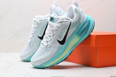公司级Nike Vomero 18 耐克 舒适减震防滑 低帮跑步鞋 全掌Reactx泡绵中底 前掌和后跟还配备了Air Zoom气垫单元 据说跑起来更快更舒适哦