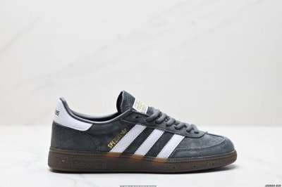 230 公司级Adidas Handball Spezial 阿迪达斯经典款 复古休闲板鞋 全鞋采用反毛皮制作 牛筋耐磨大底 承载青春情怀的板鞋 经典三条杠装饰