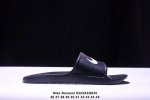 斯图西联名款Stussy X Nike Benassi 拖鞋 一字拖男女凉拖鞋沙滩鞋。一直广受青睐的Nike Sportswear 主打单品搭载了独具特色的鞋款