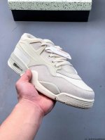 air Jordan Aj4 Rm 重制版低帮复古篮球鞋 实拍首发 采用了低帮的设计 并保留了众多Aj4的经典元素 鞋身以皮革 麂皮材质拼接打造 aj4经典的T