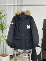 外贸保真版：Mlb 黑色 鹅绒带毛领工装羽绒服 优质的鸭绒！80%灰鹅绒20%鹅毛，231G，蓬松度，充绒量，手感各方面都没得挑，几乎感觉不到毛梗，更不用担心钴