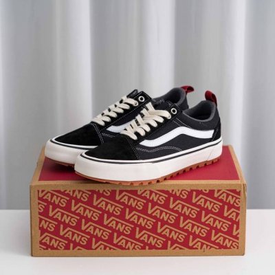 核心私 Vans Old Skool Mte-1 经典款低帮休闲鞋，黑色搭配白色条纹，耐磨生胶底，舒适又耐穿。全新未穿，适合四季穿着。适合日常出行或者搭配 尺码