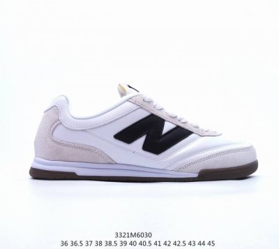 New Balance Urc42 复古跑鞋 绒布拼接舒适耐磨跑步鞋限定 以更纯粹的复古风格设计打造的全新造型 侧身还以解构设计 将 N 字标志以做旧压花样式呈