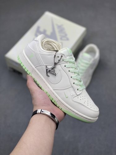 公司级 Nike Sb Dunk Low“Lv联名 双勾荧光绿” 周年高端定制 低帮休闲板鞋 定制鞋盒 大厂纯原品质出货 超高清洁度 皮料切割干净无任何毛边 细