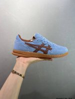 hay X Asics Skyhand Og 复古板鞋 Asics 亚瑟士 是日本实业家鬼家喜八郎创立的跑鞋运动品牌，名字想法源自著名的拉丁谚语“Animasa