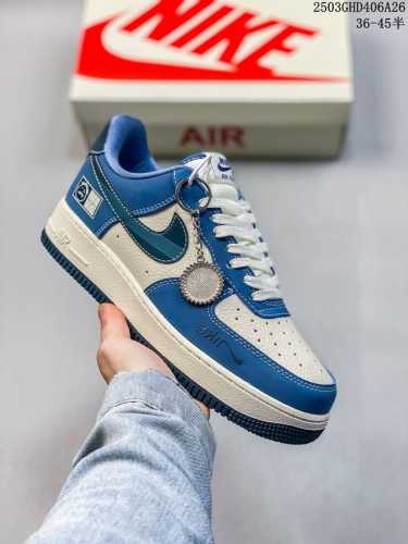 300 海外限量发售！公司级Nike Air Force 1 '07 Low “Supreme联名——米黑拼接”空军一号 低帮 运动鞋 休闲鞋 折边针车 工艺难