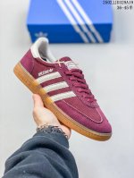 Ad Originals Handball Spzl 手球运动员系列百搭休闲运动板鞋 这款来自阿迪达斯的这款Handball Spzl前身是一双手球运动鞋，这一