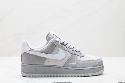 公司级耐克Nike Air Force 7Lx空军一号低帮百搭休闲运动板鞋。柔软、弹性十足的缓震性能和出色的中底设计，横跨复古与现代的外型结合，造就出风靡全球三