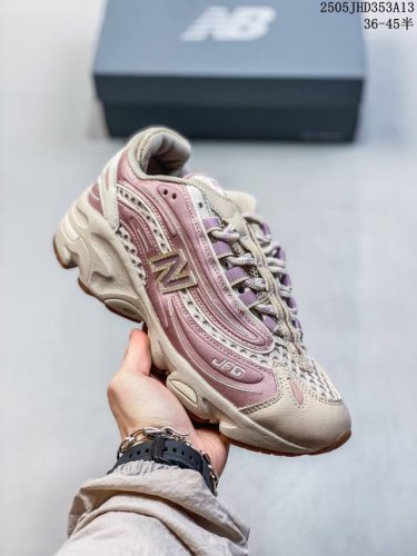 新百伦New Balance 0 系列低帮复古老爹风休闲运动跑步鞋 New Balance 在不同配色上其鞋面材质呈现不同感觉，无论是运动风抑或是高级质感，都让
