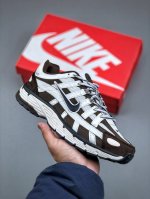 Nike P-6000 复古科技个性休闲运动老爹鞋该鞋款鞋面采用纵横交错的覆面，重现 0 年代跑鞋风格，同时搭配缓震鞋垫，带来舒适的步履体验。 Nike P-6