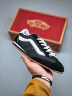 vans Super Lowpro 复古薄底 Vans Super Lowpro 的原型为 Vans 在上世纪 80 年代推出的一款竞赛鞋 Style 84 尺