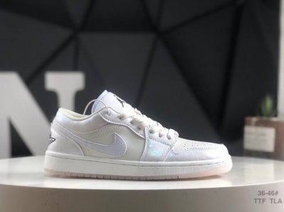 Air Jordan 1 Low 低帮 蓝柠檬 Aj1 乔丹1代 Aj1 乔1 低邦 蓝黄拼接 乔丹篮球鞋系列 鞋身采用蓝色皮革勾勒轮廓，明黄色注入后跟收尾，营