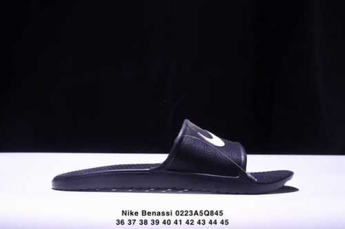 斯图西联名款Stussy X Nike Benassi 拖鞋 一字拖男女凉拖鞋沙滩鞋。一直广受青睐的Nike Sportswear 主打单品搭载了独具特色的鞋款