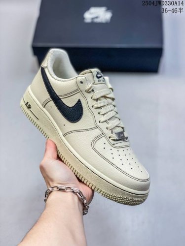 公司级带半码耐克Nike Air Force 1’07 Low空军一号低帮百搭休闲运动板鞋。柔软、弹性十足的缓震性能和出色的中底设计，横跨复古与现代的外型结合，