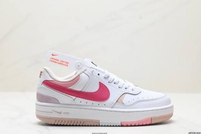 真标w Nike Gamma Force兼顾舒适脚感和出众风范，演绎匠心之作。结构性的支撑贴合感结合复古篮球设计，塑就场外全明星风范。 货号:Dx9176-11