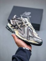 New Balance 1906系列复古老爹风休闲运动慢跑鞋 M1906Ad #采用轻质牛剖革拼接透气网眼衬垫织物鞋面材质 T-Beam大底提供足步弓支撑，保持