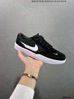耐克Nike Sb Force 58是一款将前沿创新带入街头的单品，它具有硫化杯底，具有出色的耐用性和灵活性。使用帆布和绒面革，在饰面上放置通风口，它自始至终都