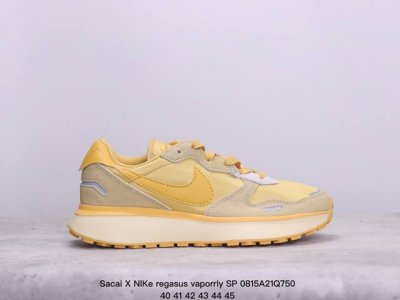 sacai X Nike Regasus Vaporrly Sp 华夫三代3.0走秀 ，鞋身材质由翻毛皮和透气网纱共同打造。熟悉的解构手法、重叠swoosh、双