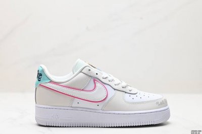 真标nike Wmns Air Force 7 Lx 空军一号低帮百搭休闲运动板鞋。柔软、弹性十足的缓震性能和出色的中底设计，横跨复古与现代的外型结合，造就出风