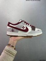 310 公司级Nike Dunk Low 环岁之礼 米白色 此款灵感来源于国潮中式风，选择了米红色做旧风格为底，贴布点级，加红色鞋带，增加视觉效果，实现复古风格