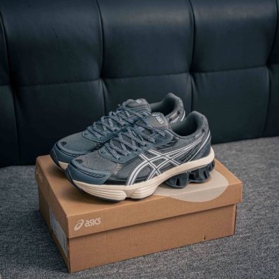 核心私 asics Gel-Kinetic Fluent 亚瑟士运动休闲透气专业跑鞋 新一代缓震未来感跑鞋 鞋面复杂的切割和银色细节极具前卫风格 大底科技十足且