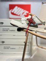 蛇年限定# 耐克Nike Dunk Low 板鞋Sb系列经典百搭休闲运动板鞋加厚鞋舌的填充，使舒适性大大提升，同时也更方便穿脱中底部分则加入了脚感柔软舒适Zoo