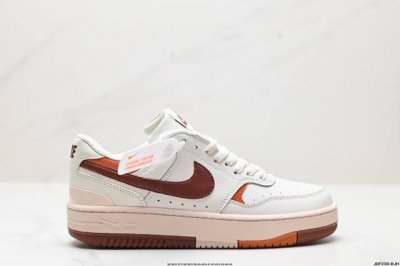 真标w Nike Gamma Force兼顾舒适脚感和出众风范，演绎匠心之作。结构性的支撑贴合感结合复古篮球设计，塑就场外全明星风范。 货号:Dx8176-10