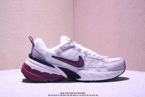 真标耐克Nike V2K Run跑步鞋复古风潮 网面透气运动鞋 灰银紧致的鞋面材质提供良好的包裹性鞋侧 Swoosh以及鞋头部分搭配增添不少亮点的镀铬细节鞋垫上