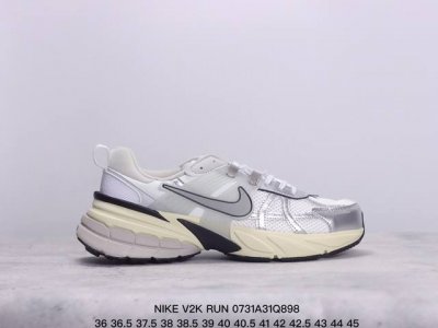 公司级耐克nike V2K Run跑步鞋复古风潮 网面透气运动鞋 灰银紧致的鞋面材质提供良好的包裹性鞋侧 Swoosh以及鞋头部分搭配增添不少亮点的镀铬细节鞋垫