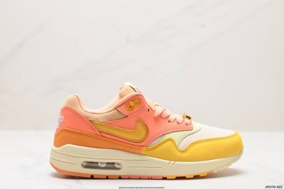 公司级nike Air Max 1 耐克气垫 缓震 耐磨运动鞋 鞋身材质均选择皮革 织物 麂皮多种材质覆盖 保证质感的前提下 层次感也相当不错 带有开窗式 Ai