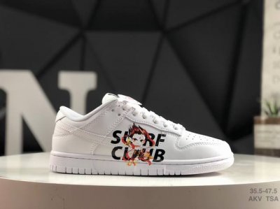 210 Nike Dunk Low 此款鞋采用近几年比较流行的版型设计，外观时尚大气。鞋底采用耐磨的材质，穿上它，让您在平时生活和工作中都会感觉到舒适的体验。