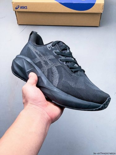 集图 Asics 宣布推出备受期待且深受粉丝喜爱的新款 Novablast 5 跑鞋。 Novablast 系列的最新更新通过轻质材料和 Asics 全新中底材
