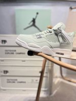 Air Jordan 4 Retro Seafoam 绿色 鞋身整体以绿色皮革为主色调，辅以银色点缀，搭配绿色的鞋带，让鞋子看起来更有整体感。鞋侧身绿色格网透出