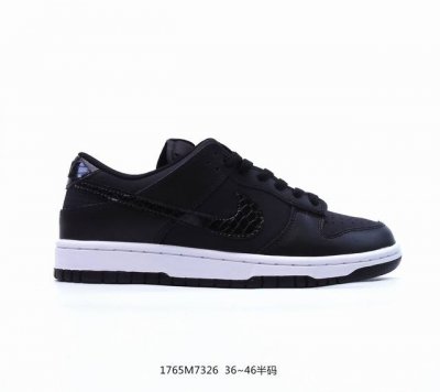 Nike 耐克 采用皮革饰片拼接效果，内置sole真气垫装置及耐磨橡胶大底街头穿搭，心动联名韩国最大街头服饰品牌kasina X Nike Dunk Low S