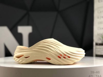 卡洛驰Crocs 拖鞋 半拖 经典明星款 大厂出品 私模研发 纯原用料 细节满分 质感无敌 脚感惬意舒适软硬适中 高度2公分 风格可盐可甜 室内外同杀 无懈百搭