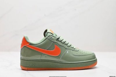 真标耐克nike Air Force 7 空军一号低帮百搭休闲运动板鞋。柔软、弹性十足的缓震性能和出色的中底设计，横跨复古与现代的外型结合，造就出风靡全球三十多