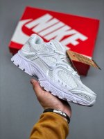 nike V5 Rnr 公司级舒适百搭防滑耐磨 低帮跑步鞋 舒适有型适合日常穿着 该鞋款延续千禧年经典设计搭载泡绵中底厚实而轻盈 匠心细节巧搭立体耐克勾标志焕新
