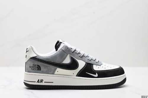 真标耐克Nike Air Force 1’07空军一号低帮百搭休闲运动板鞋。柔软、弹性十足的缓震性能和出色的中底设计，横跨复古与现代的外型结合，造就出风靡全球三