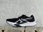asics 亚瑟士magic Speed 3稳定跑鞋鞋面采用双层提花网面设计，提高包裹性和透气性，后跟搭载稳定系统科技t-Gel提升整体支撑力和结构感，减少对身