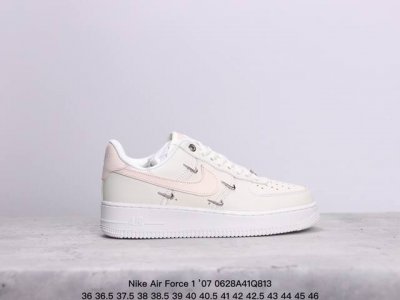 公司级耐克 Nike Air Force 1 ’07 空军一号低帮百搭休闲运动板鞋。柔软、弹性十足的缓震性能和出色的中底设计，横跨复古与现代的外型结合，造就出风