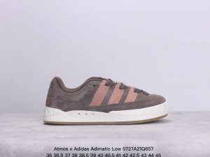 真标带半码 阿迪达斯 鲨鱼面包鞋 新联名开启,日本知名球鞋店铺atmos X Adidas Adimatic Low马蒂奇系列低帮复古鲨鱼面包休闲运动休闲滑板板