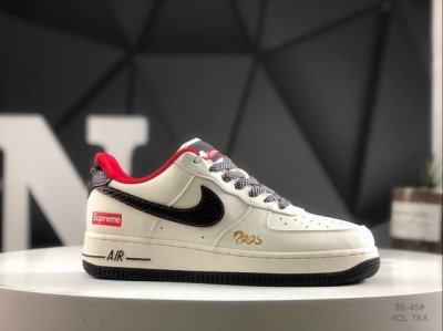 250 耐克 Nike Air Force 1“07空军一号低帮百搭休闲运动板鞋。柔软、弹性十足的缓震性能和出色的中底设计，横跨复古与现代的外型结合，造就出风靡