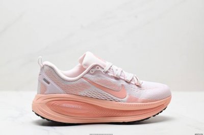 公司级Nike Vomero 18 耐克 舒适减震防滑 低帮跑步鞋 全掌Reactx泡绵中底 前掌和后跟还配备了Air Zoom气垫单元 据说跑起来更快更舒适哦