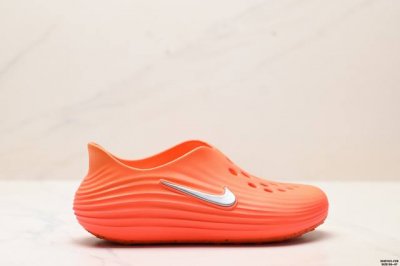 公司级Nike Reactx Rejuven8 耐克 简约舒适 洞洞鞋 由兼具轻便性和耐用性的Eva泡沫打造 拖鞋的外观十分吸引人 融合了舒适与时尚的元素 延续