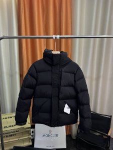 650顶级版本Moncler蒙口黑武士三色短款羽绒服浮雕门禁羽绒服 面包服官网已断货 门襟浮雕明显 区别通货。 Moncle Madeira系列，大家称它为黑武