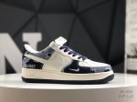 公司级带半码 耐克 Nike Air Force 1 ’07 空军一号低帮百搭休闲运动板鞋。柔软、弹性十足的缓震性能和出色的中底设计，横跨复古与现代的外型结合，