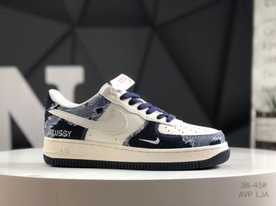 公司级带半码 耐克 Nike Air Force 1 ’07 空军一号低帮百搭休闲运动板鞋。柔软、弹性十足的缓震性能和出色的中底设计，横跨复古与现代的外型结合，