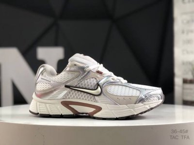 耐克 Nike V5 Rnr 舒适百搭防滑耐磨 低帮跑步鞋 舒适有型适合日常穿着 该鞋款延续千禧年经典设计搭载泡绵中底厚实而轻盈 匠心细节巧搭立体耐克勾标志焕新