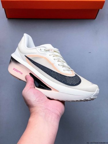 Nk Zoom Fly 6 竞速飞行6代系列低帮轻质缓震透气休闲运动跑步鞋Fn8454-001 Nk旗下主打竞速训练的Zoom Fly 6突然官宣，让不少跑步玩