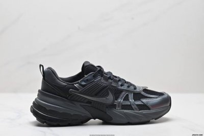 公司级耐克Nike V2K Run跑步鞋复古风潮 网面透气运动鞋 灰银紧致的鞋面材质提供良好的包裹性鞋侧 Swoosh以及鞋头部分搭配增添不少亮点的镀铬细节鞋垫
